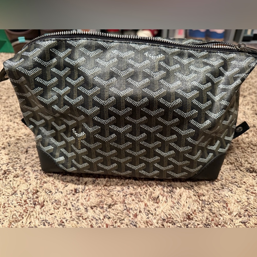 Toiletry bag. Black in excellent condition